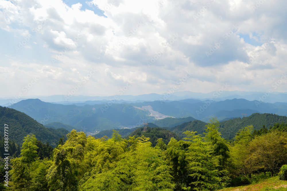 山頂からの曇りの空と山々の景色