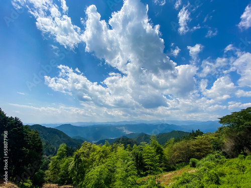 山頂からの青空と山々の景色