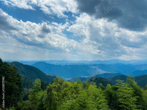 山頂からの曇りの空と山々の景色
