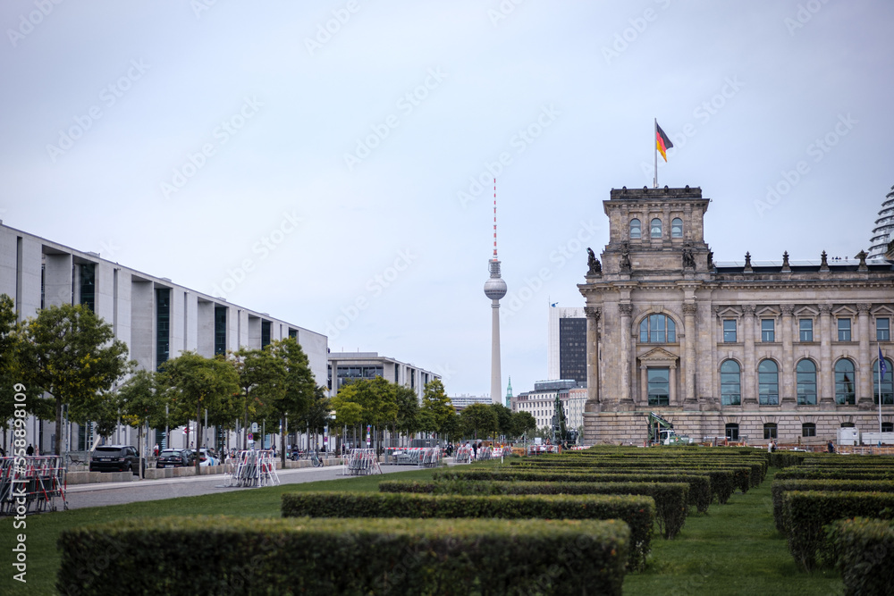 Fernsehturm mit Reichstag in Berlin