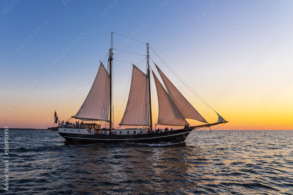 Segelschiff im Sonnenuntergang auf der Hanse Sail in Rostock