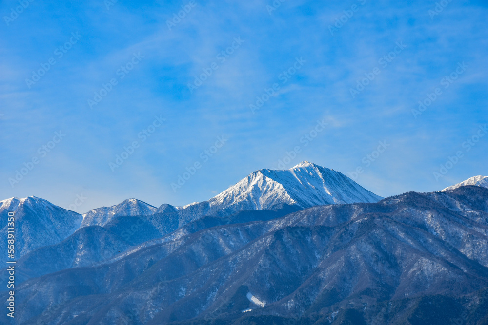冬の信州の絶景　澄んだ青空と雪の北アルプス