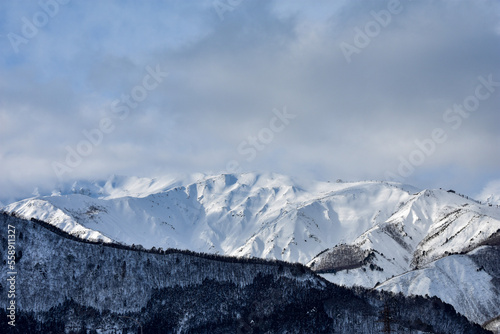 冬の信州の絶景 澄んだ青空と雪の白馬
