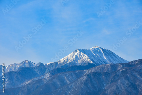 冬の信州の絶景 澄んだ青空と雪の北アルプス