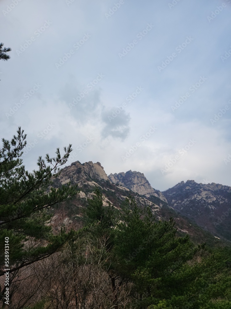 Obraz premium magnificent mountain landscape. Hiking and mountaineering. Mountain paths and stone steps. peak. Seasons in the mountains: autumn - winter - spring - summer. Hiking in the mountains