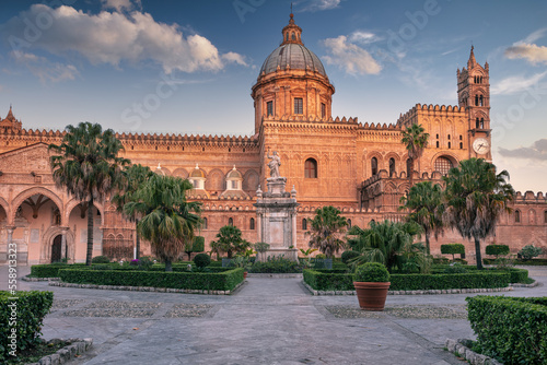 Obraz na płótnie Palermo Cathedral, Sicily, Italy. Cityscape image of famous Palermo Cathedral in Palermo, Italy at sunrise. w salonie