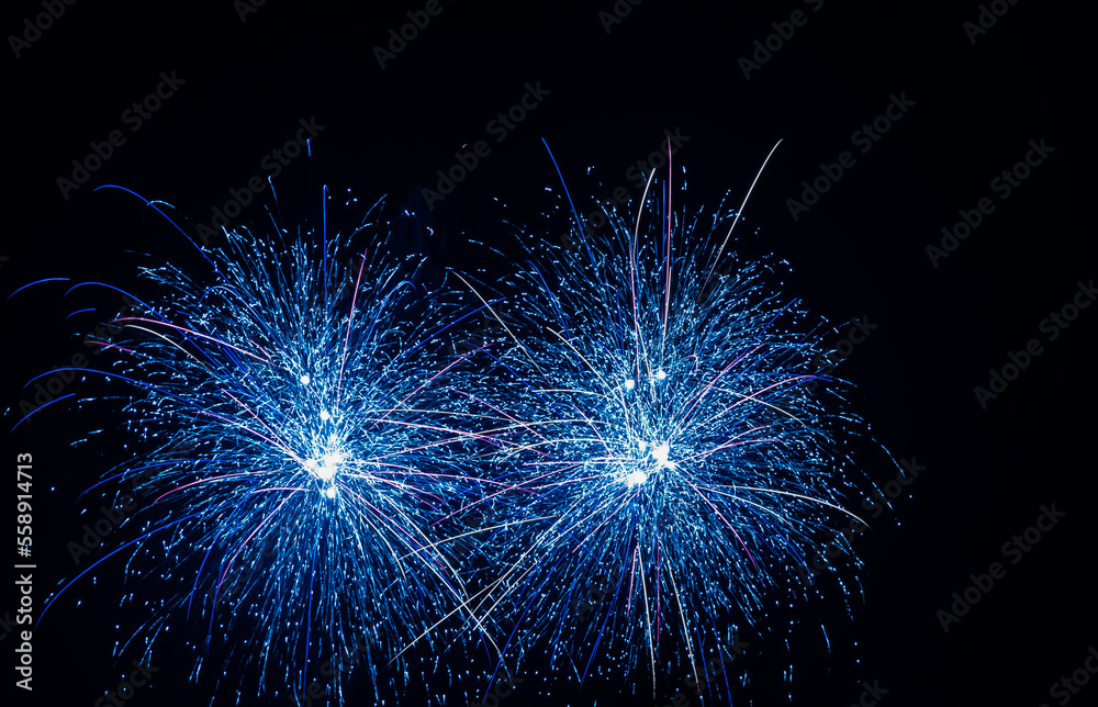 Obraz premium Langzeitbelichtung Abstrakte Funken von einem Silvester Feuerwerk für Hintergründe