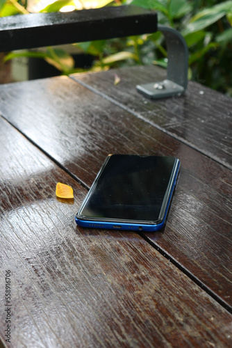 forget smartphone on a park bench, lost smart phone 