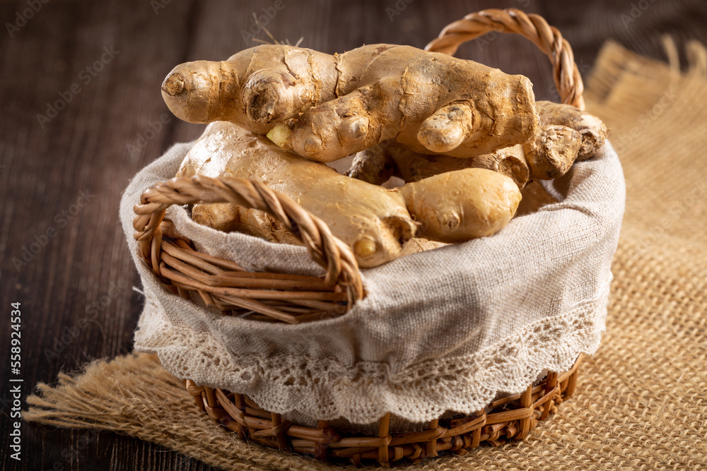 Obraz premium Organic fresh ginger root on the table.