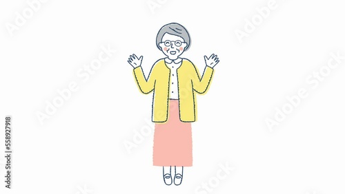 手を広げて喜ぶシニア女性
