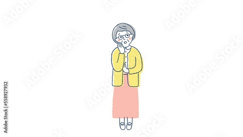 悩んでいる表情のシニア女性