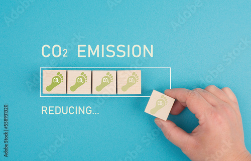 Green co2 footprint progress bar, reduce carbon emission, climate change and global warming concept, eco friendly lifestyle © Berit Kessler