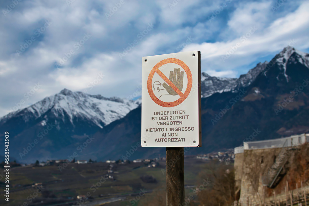 Unbefugten ist der Zutritt verboten Schild vor Berg- und Talpanorama