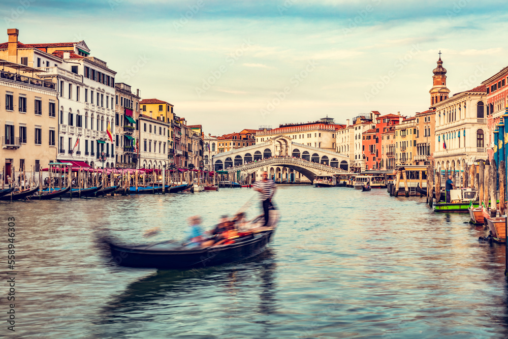 Fototapeta premium Rialto bridge with gondola on Grand Canal in Venice, Italy.