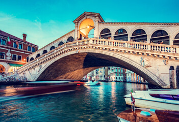 Plexiglas schilderij Rialtobrug Rialtobrug en Canal Grande nachtsfeer  © Photocreo Bednarek