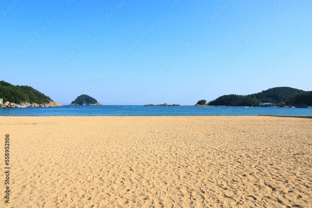 대한민국 경상남도 남해에 있는 상주 은모래 해수욕장의 아름다운 풍경이다