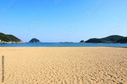 대한민국 경상남도 남해에 있는 상주 은모래 해수욕장의 아름다운 풍경이다