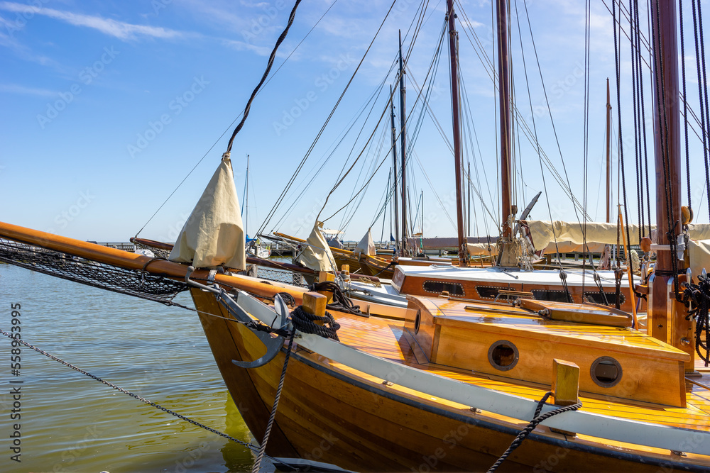 Fototapeta premium Historisches Segelboot im Hafen von Dierhagen, Fischland