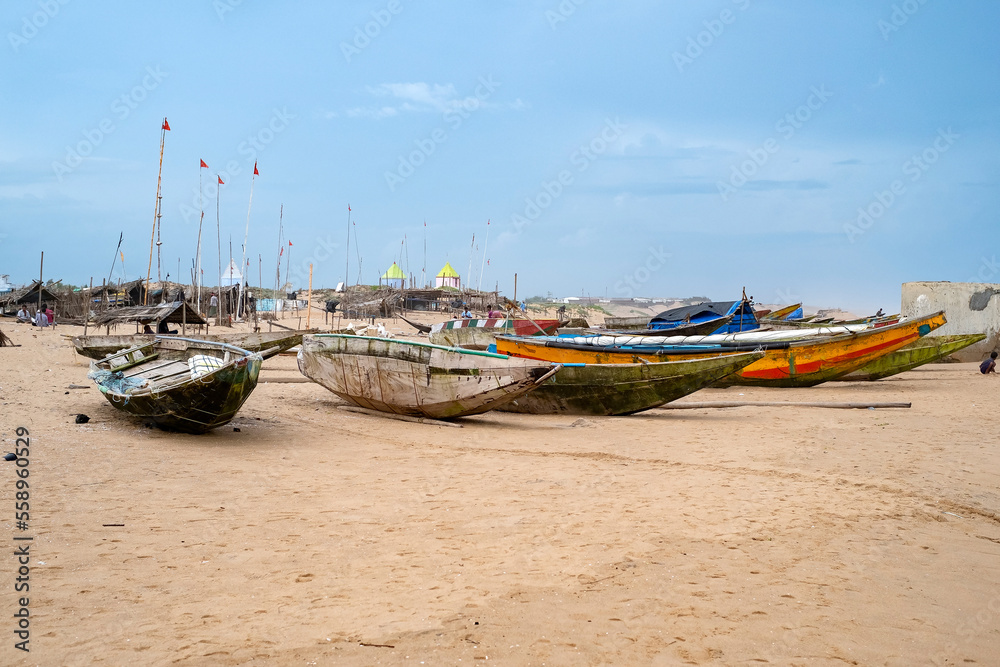 Village et barques de pêcheurs sur le sable, golfe du Bengale en Inde