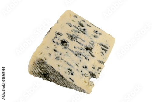 quartier fromage Roquefort sur fond blanc