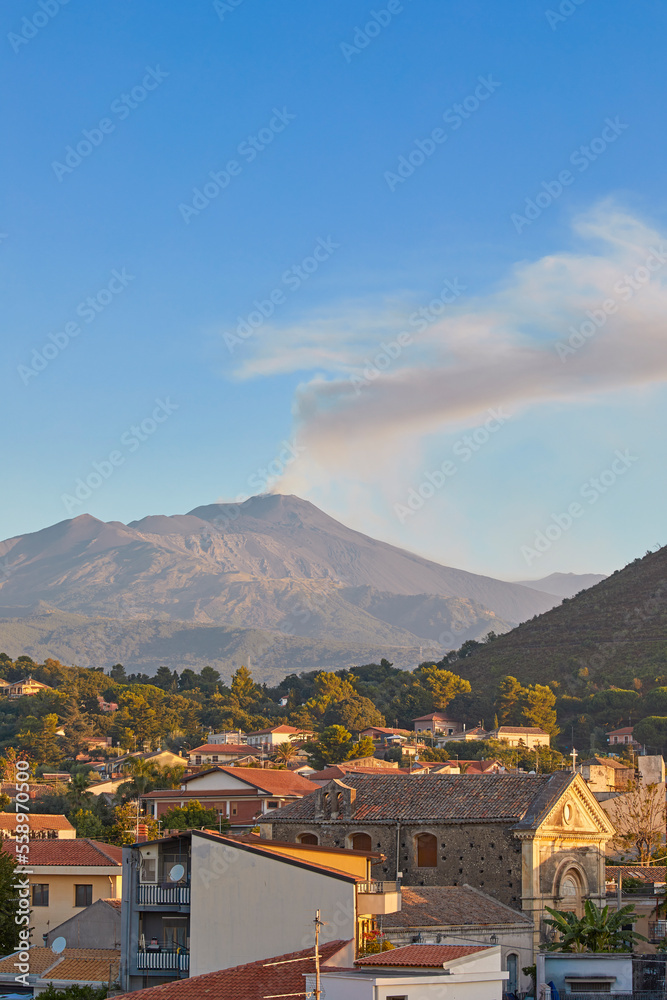 Φωτογραφία The volcano Etna seen from Viagrande, Sicily, Italy