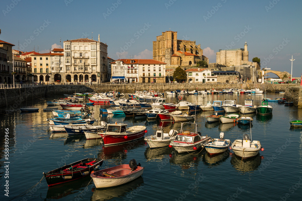 Boats in port of Castro Urdiales and the church ‪Iglesia de Santa Maria‬