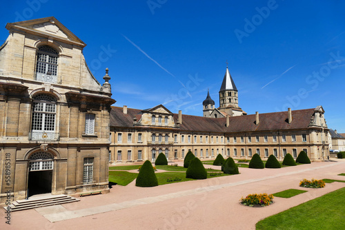 Tableau sur toile L’entrée de la salle capitulaire et la façades des bâtiments conventuels de l’ab