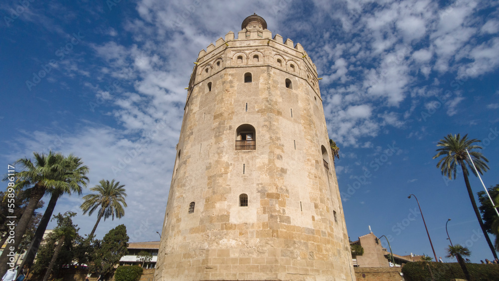 famosa torre islámica llamada torre del oro en la ciudad de Sevilla, España	