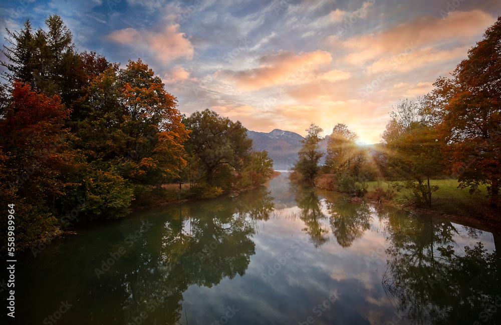 Herbst Stimmung am Obernachkanal und Sachensee bei Wallgau im bayerischen Voralpenland mit Blick Richtung Sonnenaufgang 