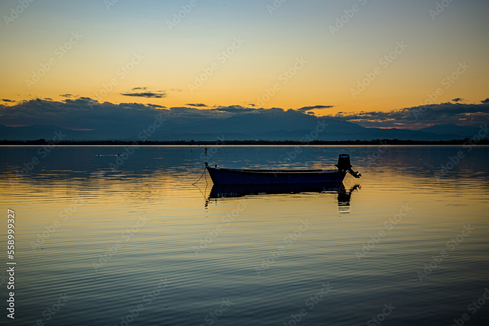 L' Étang de Canet-Saint-nazaire vers le Village de pêcheurs au coucher du soleil