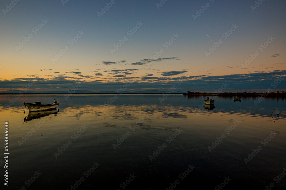 L' Étang de Canet-Saint-nazaire vers le Village de pêcheurs au coucher du soleil