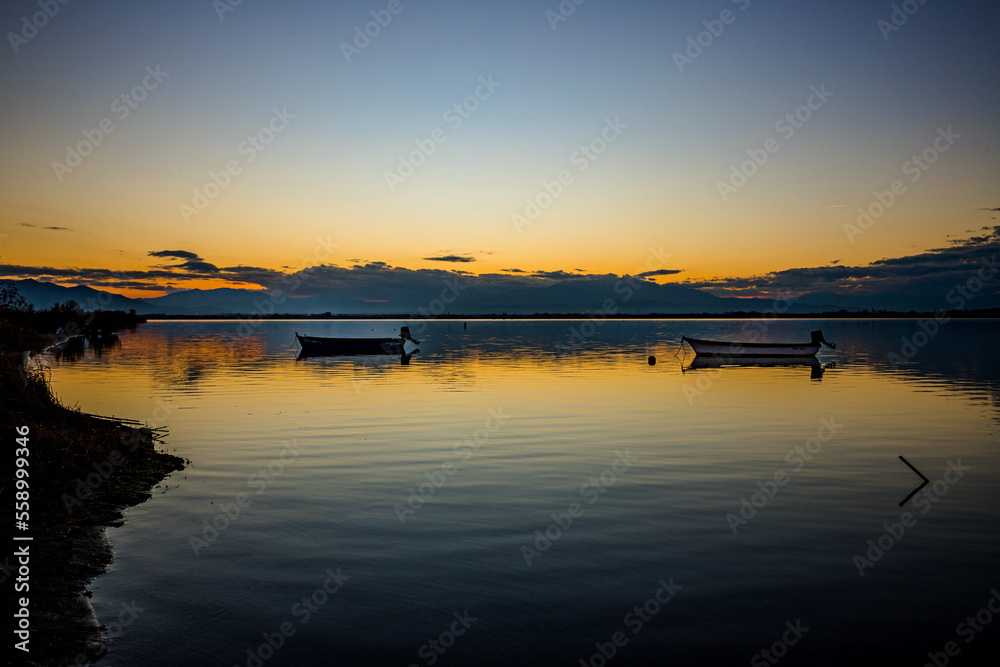 L' Étang de Canet-Saint-nazaire vers le Village de pêcheurs au coucher du soleil L' Étang de Canet-Saint-nazaire vers le Village de pêcheurs au coucher du soleil
