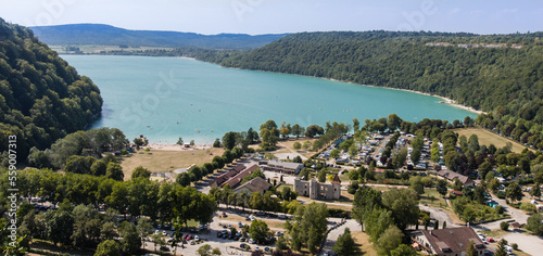 Fotografie, Obraz vue sur le lac de Chalain et son domaine touristique  dans le Jura en été