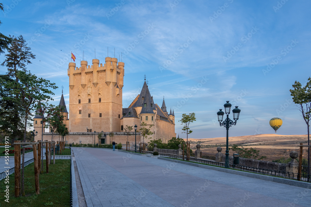 Obraz premium View of the Alcazar of Segovia with Hot air baloons in the background