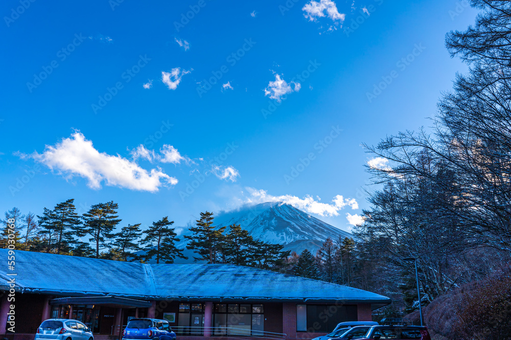 青空と遠方に見える富士山の風景