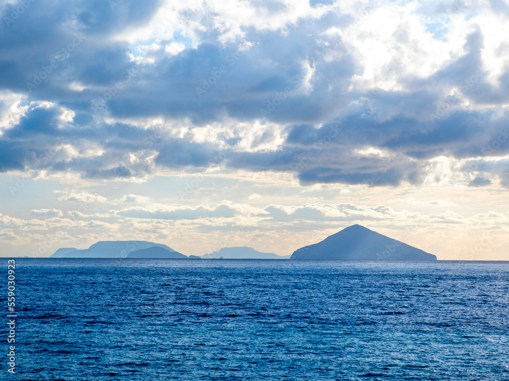 三原山から見る右から「利島、式根島、鵜渡根島、新島」（東京都大島町）