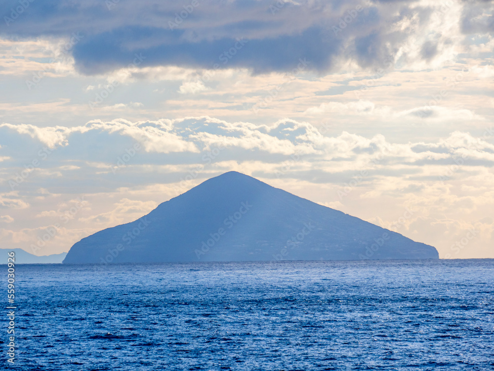 三原山から見る「利島」（東京都大島町）