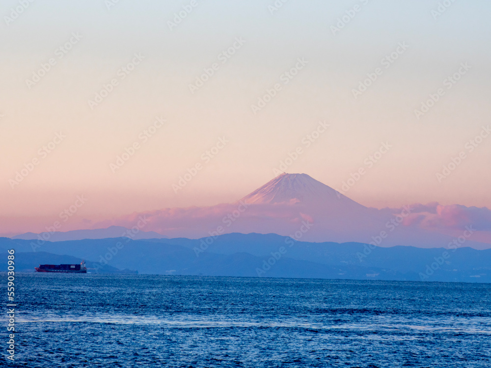 伊豆大島から見る夕暮れの富士山（東京都大島町）