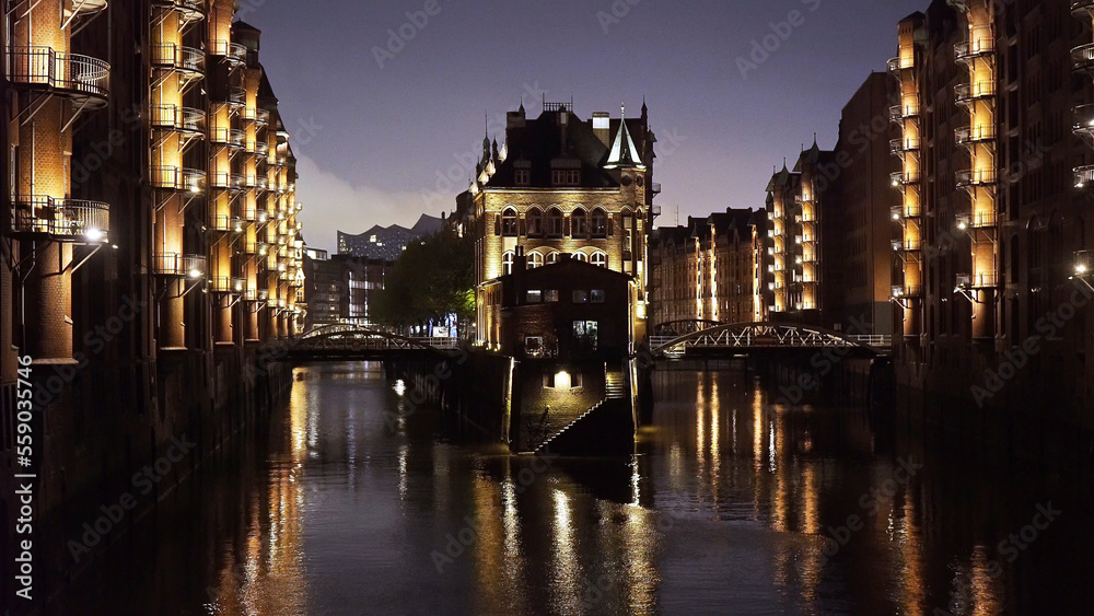 Obraz premium Historic warehouse district in the city of Hamburg by night - travel photography