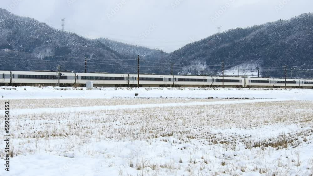 北陸本線余呉駅を通過する681系特急しらさぎ 北陸本線余呉駅を通過する681系特急しらさぎ