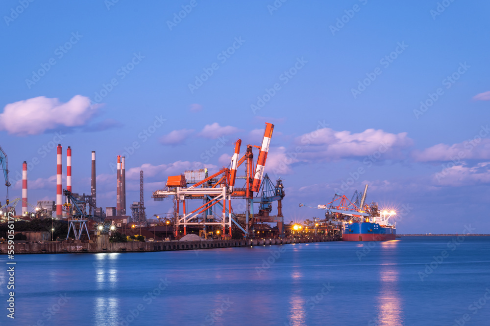Fototapeta premium 夕景の鹿島港 製鉄所の夕景