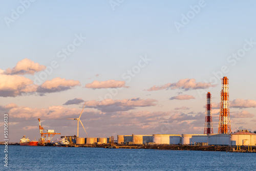 夕景の鹿島港 石油タンク群の夕景