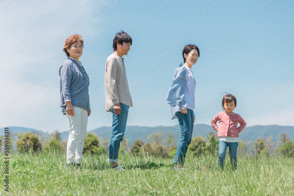 草原を歩く日本人家族（横顔）
