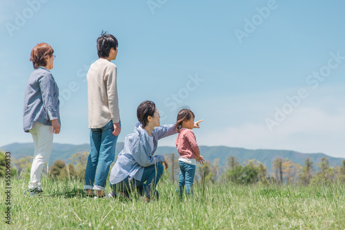 Tableau sur toile 自然の中で空を見上げるアジア人家族（ファミリー・親子・子供）