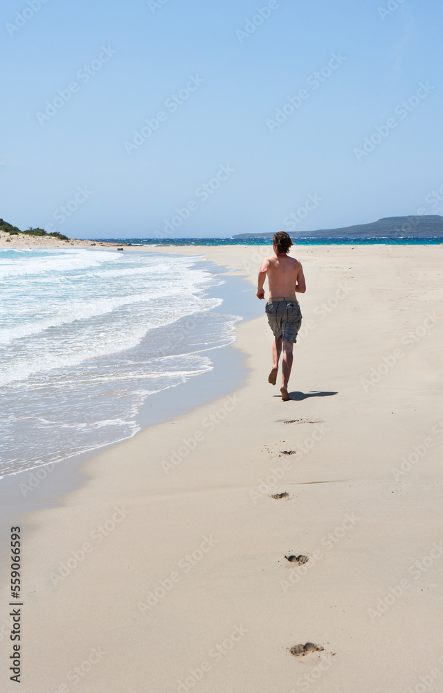 Junger Mann läuft am Sandstrand,Griechenland,Peloponnes,Elafonissos, Junger Mann läuft am Sandstrand,Griechenland,Peloponnes,Elafonissos,