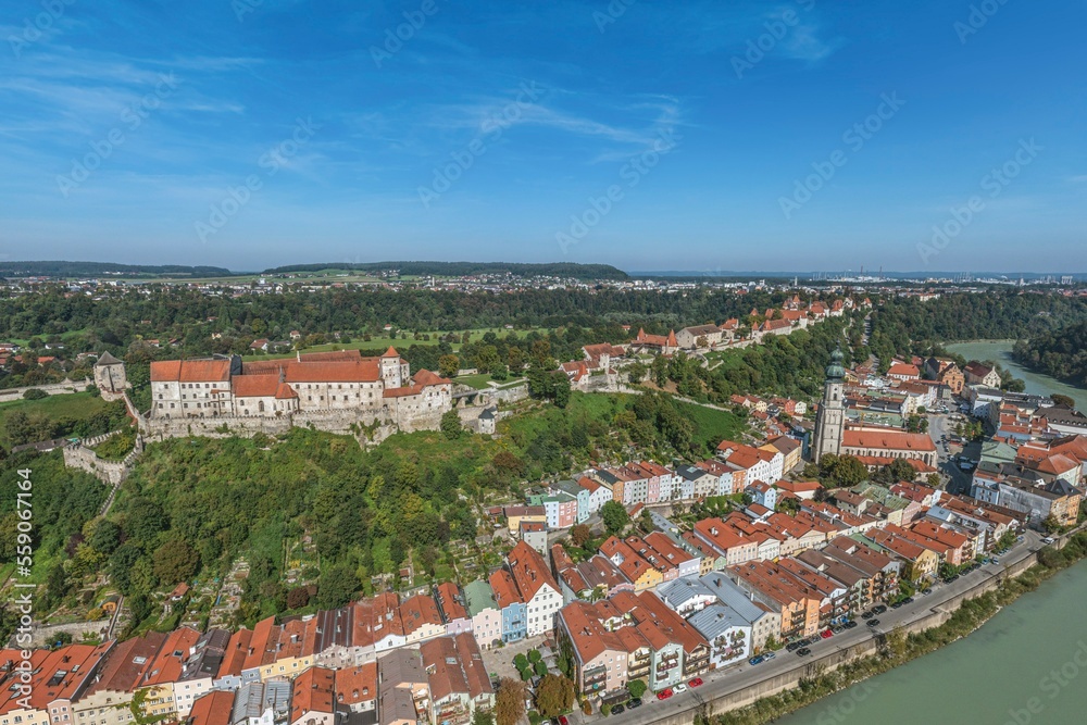 Die Burganlage und die Altstadt von Burghausen im Luftbild