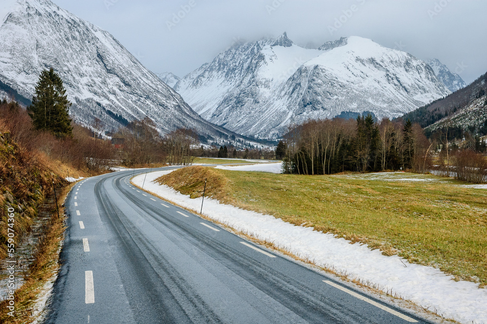 Fototapeta premium road to the mountains and kolåstinden