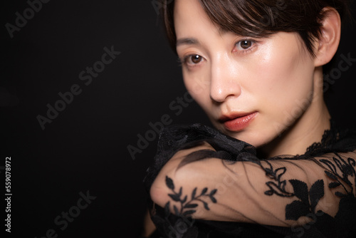 カッコイイポーズをとる美容に使えそうな女性のイメージ