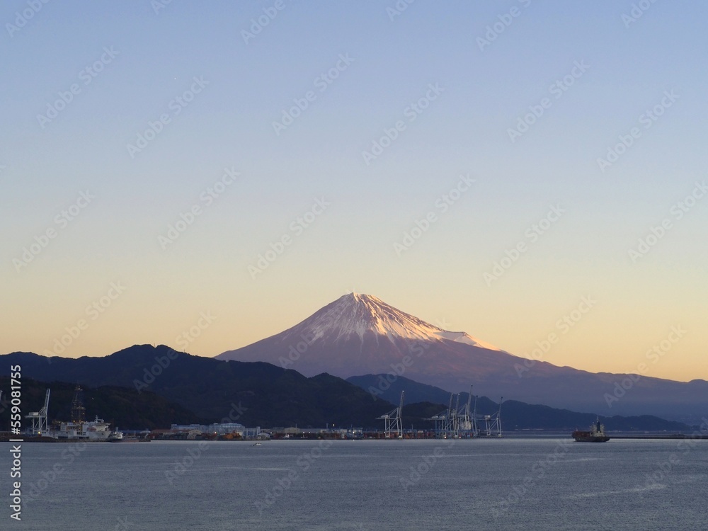 ＜静岡市清水＞清水港からみた朝焼けの富士山