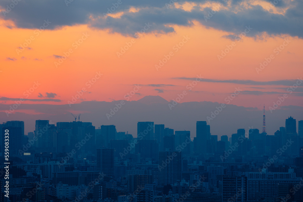 夕焼け空とシルエット富士